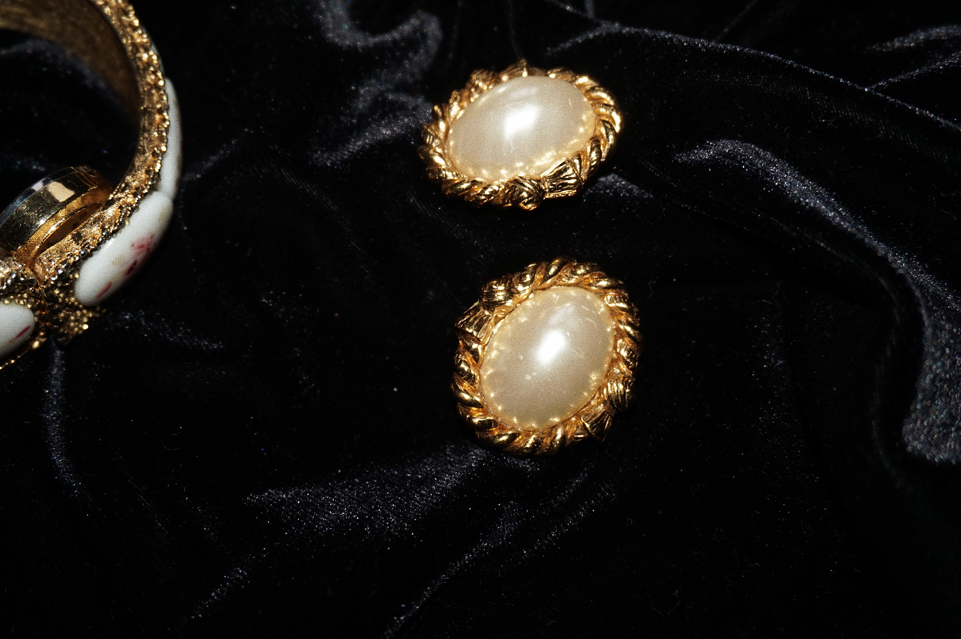 1980s Gold-Plated Pearl Clip-On Earrings by Agatha Paris